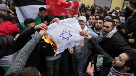 Bei einer Demonstration im Dezember 2017 wurde in Berlin-Neukölln eine selbstgemalte Fahne mit einem Davidstern verbrannt. Verboten ist das bisher nicht.