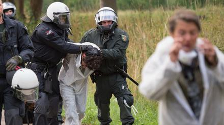 Polizisten haben in der Nähe des Tagebaus Garzweiler in Erkelenz (Nordrhein-Westfalen) einen Braunkohle-Gegner festgenommen. Bei Zusammenstößen wurden 36 Aktivisten und 15 Polizisten Verletzt.