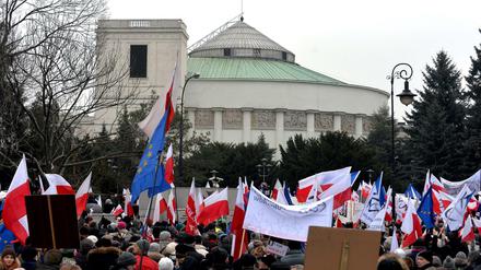 Protest vor Polens Sejm gegen die PiS-Regierung: Die Opposition hätt das Parlament besetzt.