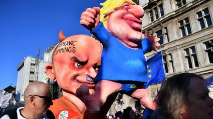 Brexit-Gegener zeigen Figuren, die Boris Johnson and seinen Berater Dominic Cummings, der mit NS-Symbolen gezeigt wird.