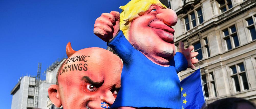 Brexit-Gegener zeigen Figuren, die Boris Johnson and seinen Berater Dominic Cummings, der mit NS-Symbolen gezeigt wird.