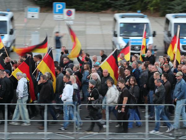 Teilnehmer einer Demonstration von Pro Chemnitz ziehen durch die Stadt.