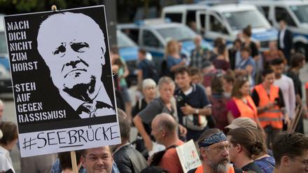 Demonstranten fordern bei einem Protestzug in Hessen einen Wechsel der Migrationspolitik und wenden sich gegen Bundesinnenminister Horst Seehofer (CSU).