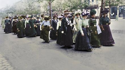 Gut behüteter Protest: Demonstration für das Frauen-Wahlrecht in Bellin im Mai 1912.