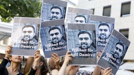 Demonstranten bei einer Kundgebung für Adil Demirci. 