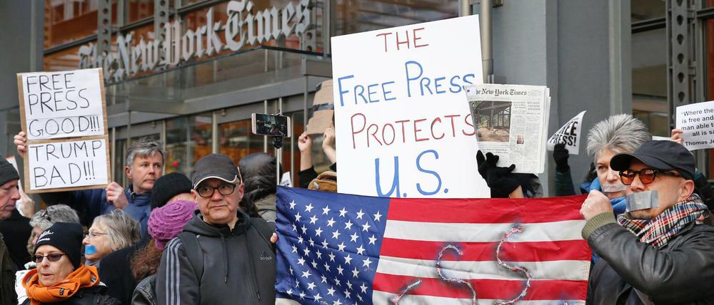 Demonstrantion für Pressefreiheit vor dem Gebäuder der New York Times in New York.