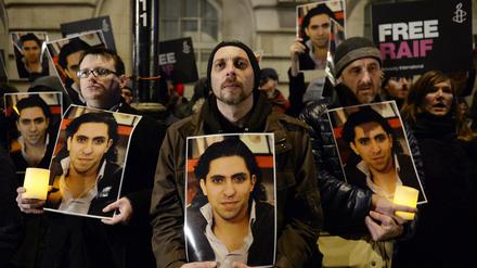 Demonstranten von Amnesty International am 22. Januar 2015 vor der Botschaft von Saudi Arabien in London. Am Montag hat das höchste Gericht in Saudi Arabien die Strafe gegen den Blogger Raif Badawi bestätigt. Der 31-Jährige muss für zehn Jahre ins Gefängnis, erhält 1000 Peitschenhiebe und muss knapp 240 000 Euro zahlen.
