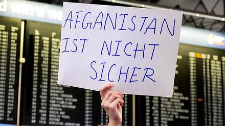 Protest gegen eine Abschiebung nach Afghanistan am Flughafen Frankfurt/Main im Dezember 2016