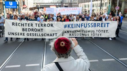 Zivilgesellschaft wehrt sich. Der Widerstand gegen Rechtsextremismus und gegen politische Fanatiker überhaupt muss stärker werden. Demo in Frankfurt nach dem Anschlag von Hanau