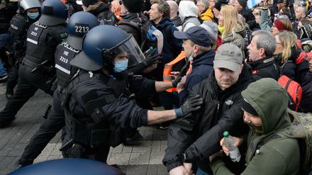 Angriff auf die Polizeikette. Agressiv und weitgehend ohne Masken zogen 20.000 Querdenker vergangenen Sonnabend durch Kassel. Die Polizei war überfordert.