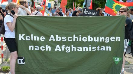 Teilnehmer einer Demonstration protestieren gegen die bayerische Abschiebepraxis von Flüchtlingen. 