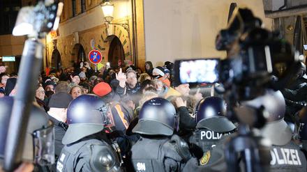 Die meisten ohne Maske. Die Polizei bewacht Demonstranten, die gegen die Corona-Politik in Leipzig protestieren.