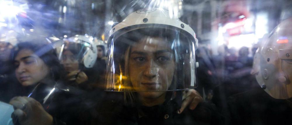 Eine Polizistin in Istanbul während einer Kundgebung zum Internationalen Tag gegen Gewalt an Frauen.
