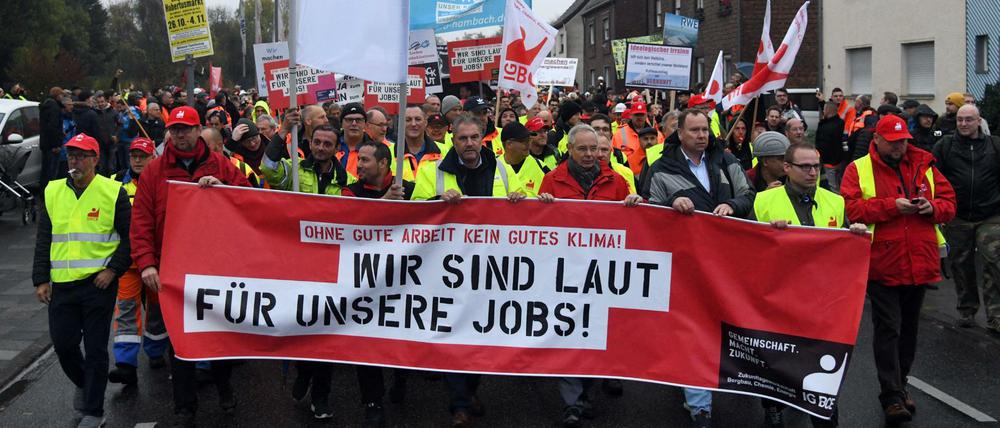 ehrere tausend Menschen demonstrieren in Bergheim für den Erhalt der Braunkohleförderung. 