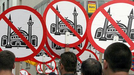 Rechtspopulisten demonstrieren in Köln gegen den Bau einer Moschee.