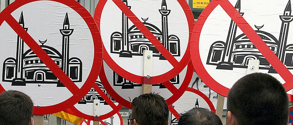 Rechtspopulisten demonstrieren in Köln gegen den Bau einer Moschee.
