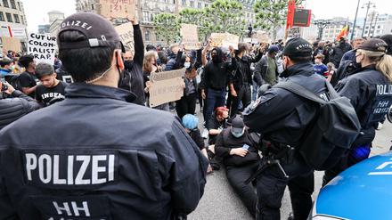 Demonstration gegen Rassismus und Polizeigewalt auf dem Rathausmarkt in Hamburg (Archivbild vom Juli 2020)