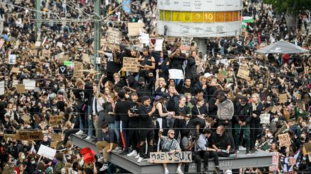 Über 15.000 Menschen demonstrierten trotz der Corona-Auflagen auf dem Alexanderplatz. 
