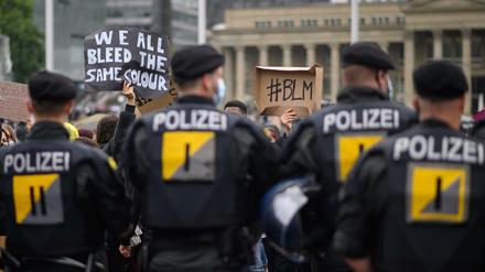 Polizeibeamte während einer Demonstration gegen Rassismus in Stuttgart. 