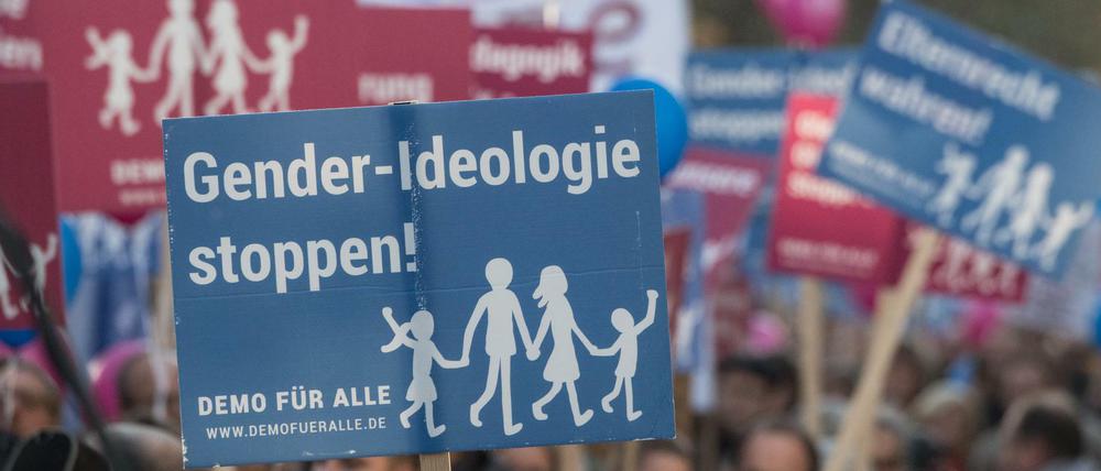 Gegen die "Gender-Ideologie" - so wurde 2016 in Hessen gegen den neuen Sexualkunde-Lehrplan demonstriert.