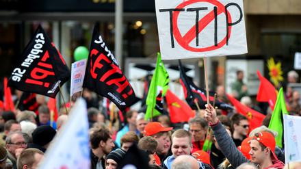 Mehrere Tausend Demonstranten protestieren in Hannover gegen das umstrittene transatlantische Freihandelsabkommen TTIP. 