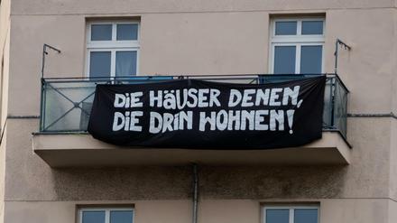 Nach dem Urteil des Bundesverfassungsgericht protestierten Berliner mit diesem Banner an einem Balkon. 