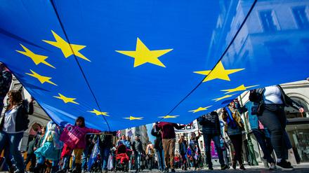 Eine Gruppe trägt während einer Demonstration im März 2019 eine große Flagge der EU.