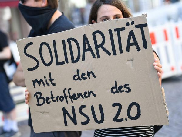 In der Wiesbadener Innenstadt wurde im Juli anlässlich einer Sitzung des Landtags-Innenausschusses zu rechtsextremen Drohschreiben für die Betroffenen demonstriert. 