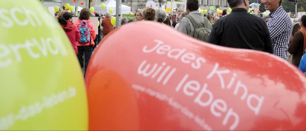 Abtreibungs-Gegner demonstrieren im Jahr 2016 vor dem Reichstagsgebäude in Berlin.