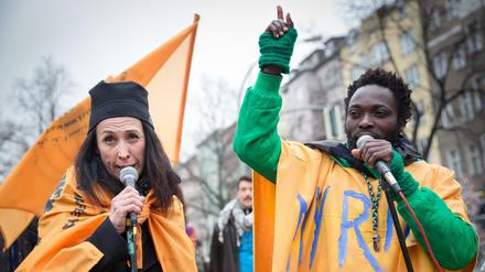 Demonstration unter dem Motto "My Right is your Right". Shermin Langhoff, Intendantin des Maxim Gorki Theaters, und der Refugee-Aktivist Patras Bwansi am internationalen Tag gegen Rassismus in Berlin 2015.