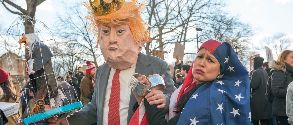 Der Adler im Käfig, die muslimische Frau in Handschellen: Anti-Trump-Demonstranten in New York