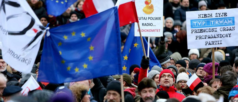 Zehntausende demonstrieren gegen das neue Mediengesetz in der polnischen Hauptstadt Warschau. 