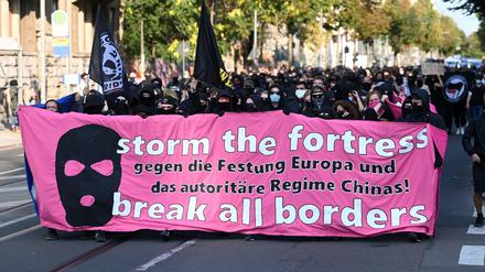 Teilnehmer der Demonstration "Storm the fortress - break all borders!" gehen durch Leipzig.