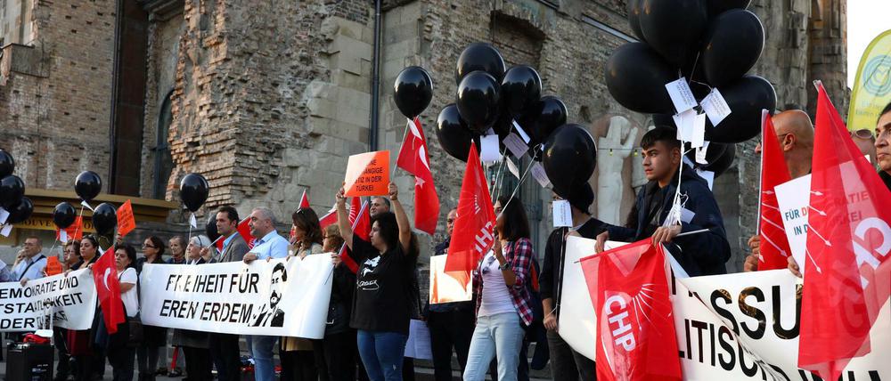 Demonstration für Demokratie und Menschenrechte in der Türkei vor der Gedächtniskirche.