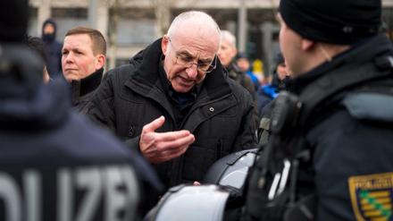Gerhard Ittner diskutiert während einer Demonstration auf dem Postplatz mit Polizisten. 