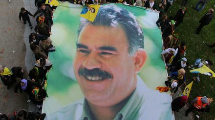 Kurden fordern bei einer Demonstration die Freilassung des in der Türkei inhaftierten PKK-Chefs Öcalan. 