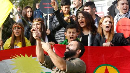 Kurden demonstrieren am 11.10.2014 in Düsseldorf gegen den IS-Terror und für die Freilassung des in der Türkei inhaftierten PKK-Chefs Öcalan.