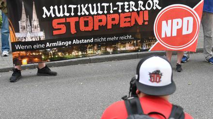 NPD-Anhänger bei einem Aufmarsch von Rechtsextremen in Karlsruhe-Durlach.