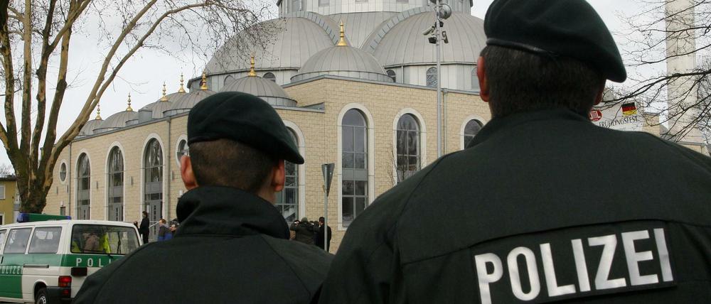 Polizisten patrouillieren am Sonntag vor einer Moschee in Duisburg (Symbolbild).
