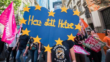 Auch im Frankfurter Bankenviertel gingen Europafreunde am Sonntag auf die Straße.