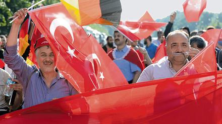 Türkischstämmige demonstrieren Anfang Juni gegen die Armenien-Resolution des Bundestages. 