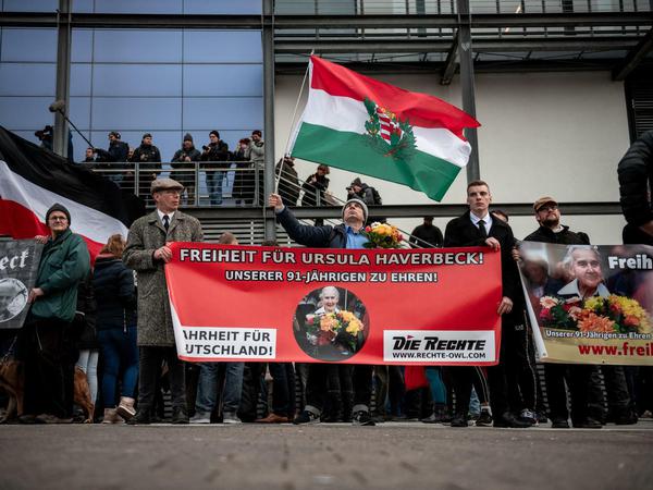 Neonazis halten am Samstag in Bielefeld ein Banner.