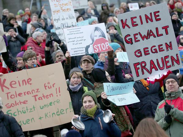 Frauen und Männer protestieren am Samstag nach den sexuellen Übergriffen in der Silvesternacht in Köln vor dem Dom gegen Rassismus und Sexismus.