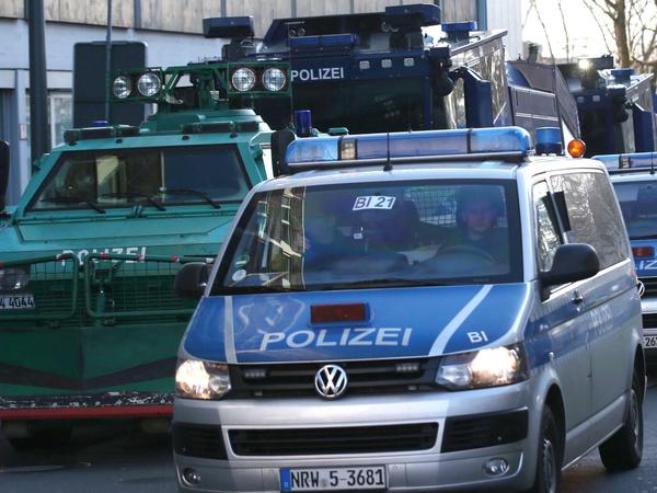 Polizeifahrzeuge, darunter Wasserwerfer, stehen vor dem Hauptbahnhof in Köln bereit.