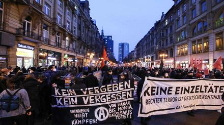 Demonstranten halten am Donnerstagabend Banner in der Frankfurter Innenstadt hoch.
