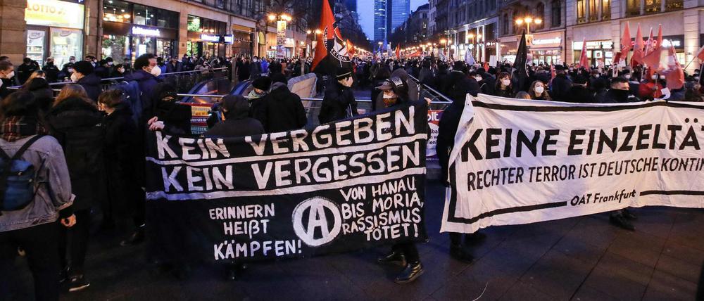 Demonstranten halten am Donnerstagabend Banner in der Frankfurter Innenstadt hoch.
