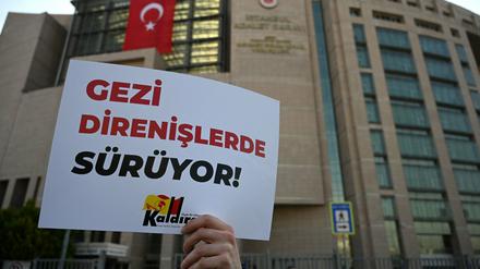 Am 25. April wird bei einer Demo zur Befreiung von Osman Kavala ein Schild mit der Aufschrift „Der Gezi-Widerstand besteht fort" hochgehalten.