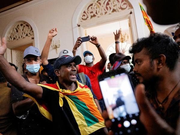In Sri Lanka demonstrieren Menschen im Regierungssitz des Präsidenten Gotabaya Rajapaksa.
