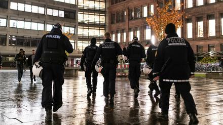 Polizisten laufen in der Innenstadt nach der mutmaßlichen Gruppenvergewaltigung einer 18-Jährigen durch den Innenhof der Universität.