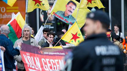 Teilnehmer einer kurdischen Demonstration am Sonntag in Köln 